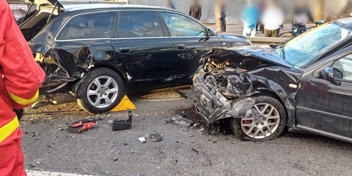 FOTO Accident rutier, pe raza localității Dumbrăveni. Trei persoane primesc îngrijiri medicale