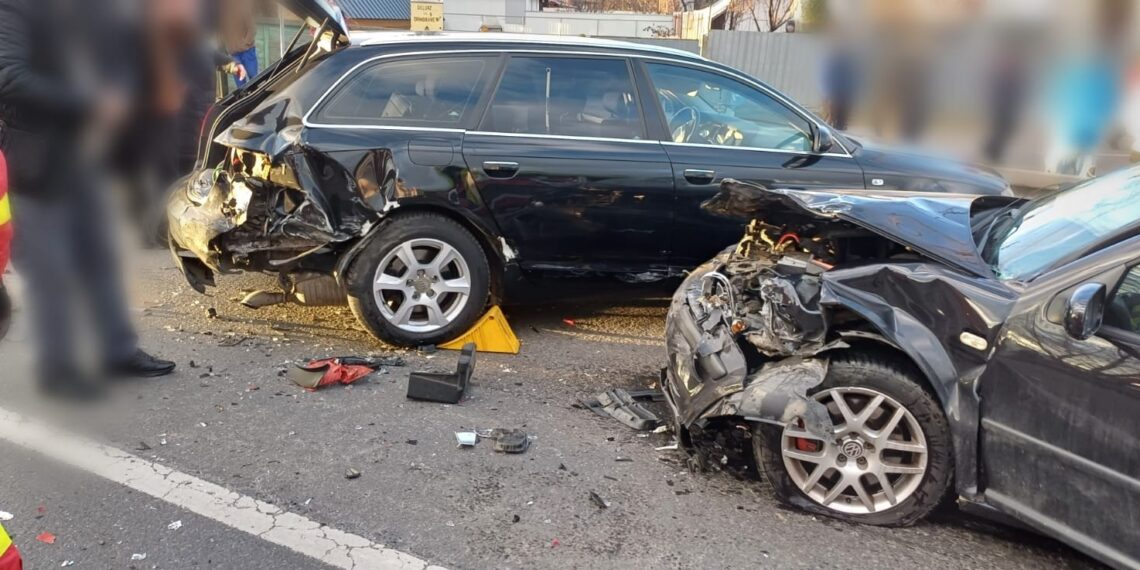 FOTO Accident rutier, pe raza localității Dumbrăveni. Trei persoane primesc îngrijiri medicale