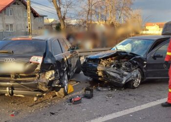FOTO Accident rutier, pe raza localității Dumbrăveni. Trei persoane primesc îngrijiri medicale