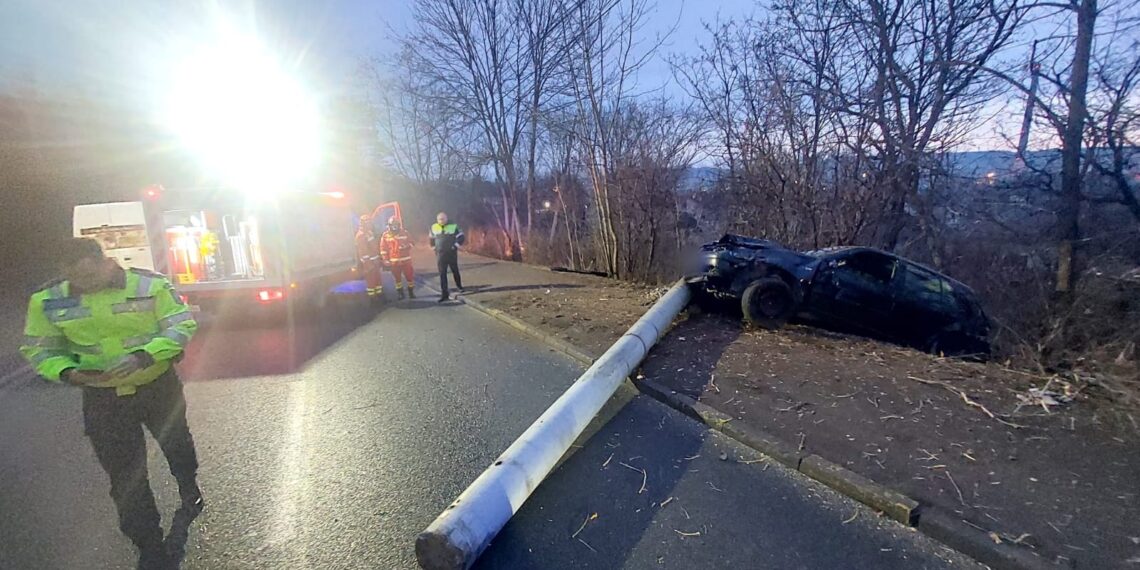 FOTO Încă un accident rutier în zona Grupului Școlar din Suceava. Alt stâlp a fost pus la pământ