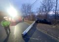 FOTO Încă un accident rutier în zona Grupului Școlar din Suceava. Alt stâlp a fost pus la pământ