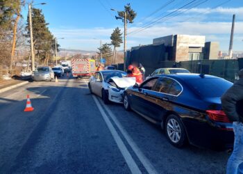 FOTO Detalii despre accidentul ce a avut loc în această dimineață, în zona Grupului Școlar din Suceava. Un tânăr de 24 de ani a pătruns cu un autoturism marca Tesla pe contrasens și s-a izbit într-un BMW. O femeie nevinovată a fost rănită