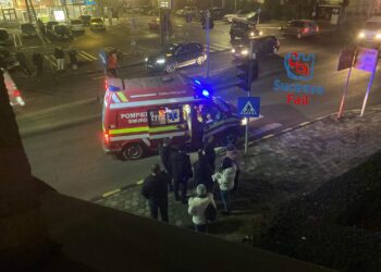 FOTO Un șofer în vârstă de 19 ani a lovit cu mașina o tânără, pe o trecere de pietoni din orașul Gura Humorului