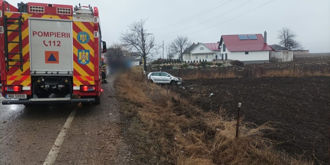 FOTO Un bătrân de 82 de ani s-a răsturnat cu mașina în afara drumului, pe raza localității Milișăuți