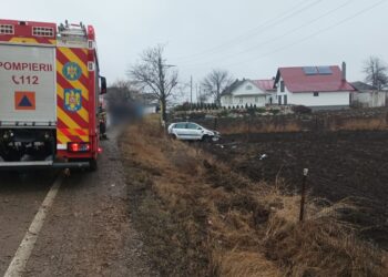 FOTO Un bătrân de 82 de ani s-a răsturnat cu mașina în afara drumului, pe raza localității Milișăuți