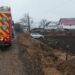 FOTO Un bătrân de 82 de ani s-a răsturnat cu mașina în afara drumului, pe raza localității Milișăuți
