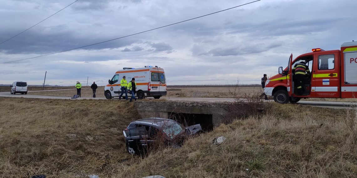 FOTO Accident între localitățile Sasca Nouă și Rădășeni. Patru persoane au fost rănite, după ce mașina în care se aflau a părăsit partea carosabilă