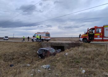 FOTO Accident între localitățile Sasca Nouă și Rădășeni. Patru persoane au fost rănite, după ce mașina în care se aflau a părăsit partea carosabilă