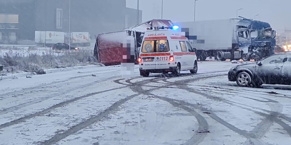 FOTO Tragic accident rutier în județul Neamț între două TIR-uri și două autoturisme, provocat de șoferul unui ansamblu de vehicule. Un sucevean în vârstă de 22 de ani a murit, iar o tânără de 19 ani din Suceava a fost rănită