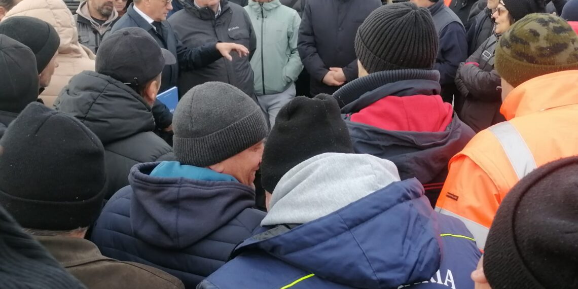 FOTO Prefectul Sucevei a discutat cu fermierii și transportatorii protestatari din Vama Siret: ”Am solicitat conducerii agenției sprijinirea fermierilor suceveni prin efectuarea la termen a plăților ce li se cuvin și dispunerea unor controale în zonele indicate de aceștia, unde au fost sesizate neconformități.”