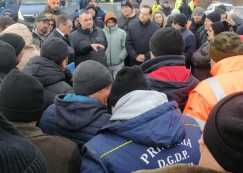 FOTO Prefectul Sucevei a discutat cu fermierii și transportatorii protestatari din Vama Siret: ”Am solicitat conducerii agenției sprijinirea fermierilor suceveni prin efectuarea la termen a plăților ce li se cuvin și dispunerea unor controale în zonele indicate de aceștia, unde au fost sesizate neconformități.”