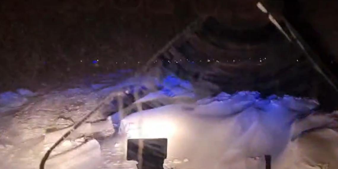 VIDEO Pompierii militari suceveni au intervenit cu o autoșenilată pe raza comunei Fântânele, pentru a ajunge la o tânără mamă și la copilul acesteia ce avea nevoie să ajungă la spital. Ambulanța a rămas înzăpezită la circa opt kilometri de locuința pacienților