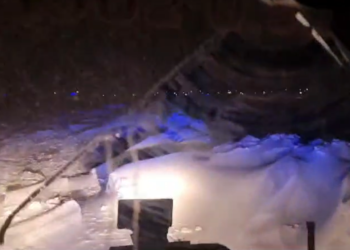 VIDEO Pompierii militari suceveni au intervenit cu o autoșenilată pe raza comunei Fântânele, pentru a ajunge la o tânără mamă și la copilul acesteia ce avea nevoie să ajungă la spital. Ambulanța a rămas înzăpezită la circa opt kilometri de locuința pacienților