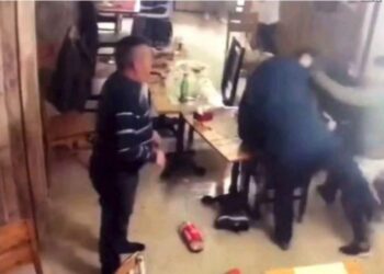 Închisoare cu suspendare pentru doi indivizi care s-au bătut într-o crâșmă din cartierul George Enescu. Cel care a stat în spital mai bine de două săptămâni a susținut că s-au bătut pentru o bere, iar celălalt a spus că motivul ar fi niște mesaje trimise iubitei sale