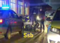 VIDEO Un bărbat a fost bătut într-un magazin Profi din Burdujeni, de către doi indivizi. Agresorii au fost amendați cu 2.500 de lei, respectiv 1.000 de lei. Unul dintre scandalagii a fost pus la pământ și încătușat