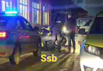 VIDEO Un bărbat a fost bătut într-un magazin Profi din Burdujeni, de către doi indivizi. Agresorii au fost amendați cu 2.500 de lei, respectiv 1.000 de lei. Unul dintre scandalagii a fost pus la pământ și încătușat