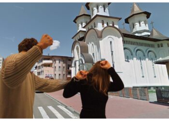 O suceveancă a fost bătută de iubitul ei, în fața bisericii Sfânta Cruce din Obcini, la miezul nopții. Femeia i-a reproșat individului, cu 13 ani mai tânăr, că pierde banii la păcănele și că o înșeală
