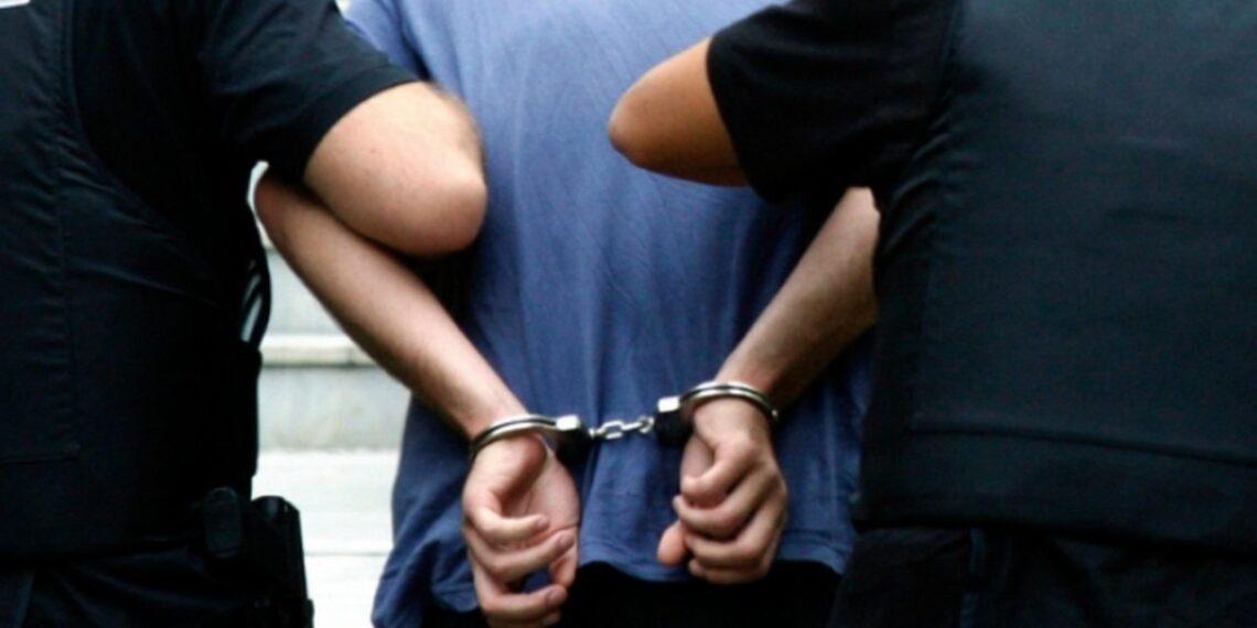 Polițiștii l-au imobilizat și încătușat pe un petrecăreț ce s-a îmbătat și-și deranja vecinii de pe strada Narciselor din Suceava, ascultând muzică. Individul a fost amendat cu 3.500 de lei