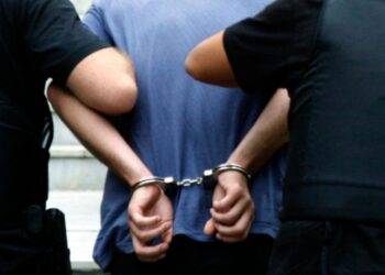 Polițiștii l-au imobilizat și încătușat pe un petrecăreț ce s-a îmbătat și-și deranja vecinii de pe strada Narciselor din Suceava, ascultând muzică. Individul a fost amendat cu 3.500 de lei