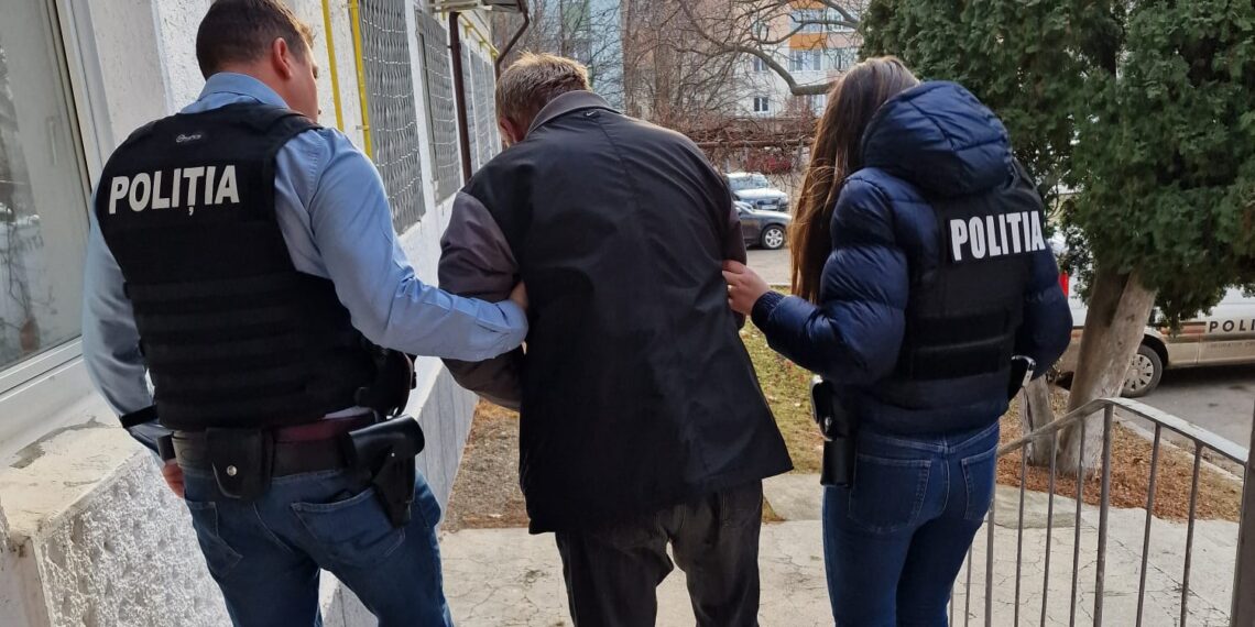 FOTO Un fălticenean s-a ”răcorit” 24 de ore în arestul IPJ Suceava pentru că a decapitat o pisică în vârstă de 7 luni. Ucigașul a decapitat felina cu un cuțit, în curtea locuinței sale