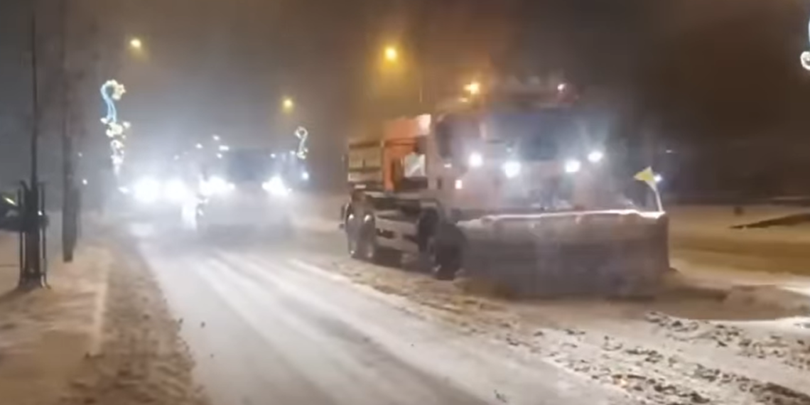 Viceprimarul Sucevei, Lucian Harșovschi: ”Ninge abundent în municipiul Suceava, suntem la treabă. Acum intervenim cu 21 de utilaje, 16 mari și 5 mici pe străzile mai înguste și trotuare. Pentru probleme dispecerat nonstop – 0731 996 856 sau 0230 212 696”