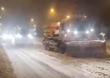 Viceprimarul Sucevei, Lucian Harșovschi: ”Ninge abundent în municipiul Suceava, suntem la treabă. Acum intervenim cu 21 de utilaje, 16 mari și 5 mici pe străzile mai înguste și trotuare. Pentru probleme dispecerat nonstop – 0731 996 856 sau 0230 212 696”