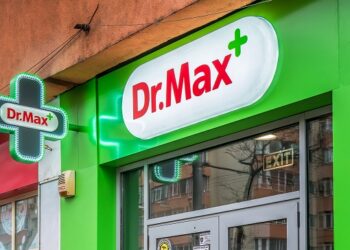 Un puștan de 16 ani a dat de bucluc, după ce a încercat să fure fonduri de ten dintr-o farmacie ”Dr. Max” din Suceava