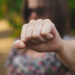 Închisoare cu suspendare pentru o femeie care a bătut-o cu sălbăticie pe mama fostului iubit, în timp ce bătrâna dormea. După ce victima și-a pierdut cunoștința, inculpata a savurat o doză de bere „Ciucaș” în tocul ușii