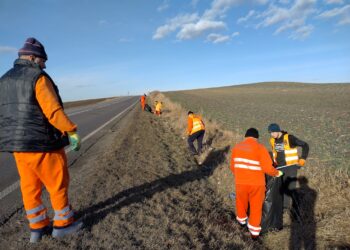 FOTO PARTEA II! DN2, buncărul șoferilor profesioniști ce merg în Ucraina, nevăzut de autorități. Lucrătorii Secției Drumuri Naționale Suceava au strâns circa 5 tone de gunoaie de pe marginea drumului, după ce ieri au cules aproape 10 tone