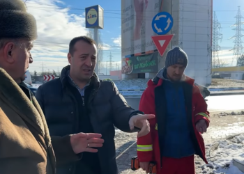 VIDEO Viceprimarul Lucian Harșovschi a coborât milităria din pod, cu ocazia unei vizite efectuate la Complexul Comercial Bazar. Motivul principal al vizitei a fost acela de a vedea cum funcționează încălzirea complexului: ”Mai sunt unele remedieri de făcut și i-am atenționat pe cei din comisia de recepție să fie foarte atenți la ceea ce semnează, întrucât sunt direct răspunzători în caz de nereguli”