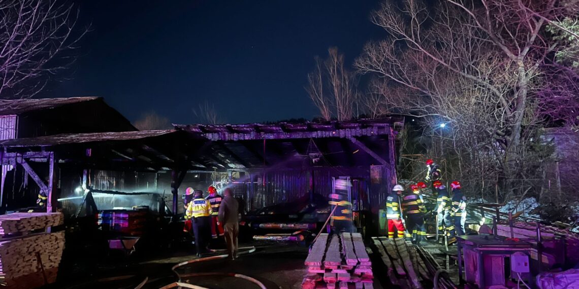 FOTO Pompierii militari au intervenit cu trei autospeciale de stingere la un incendiu izbucnit la un gater din Frasin