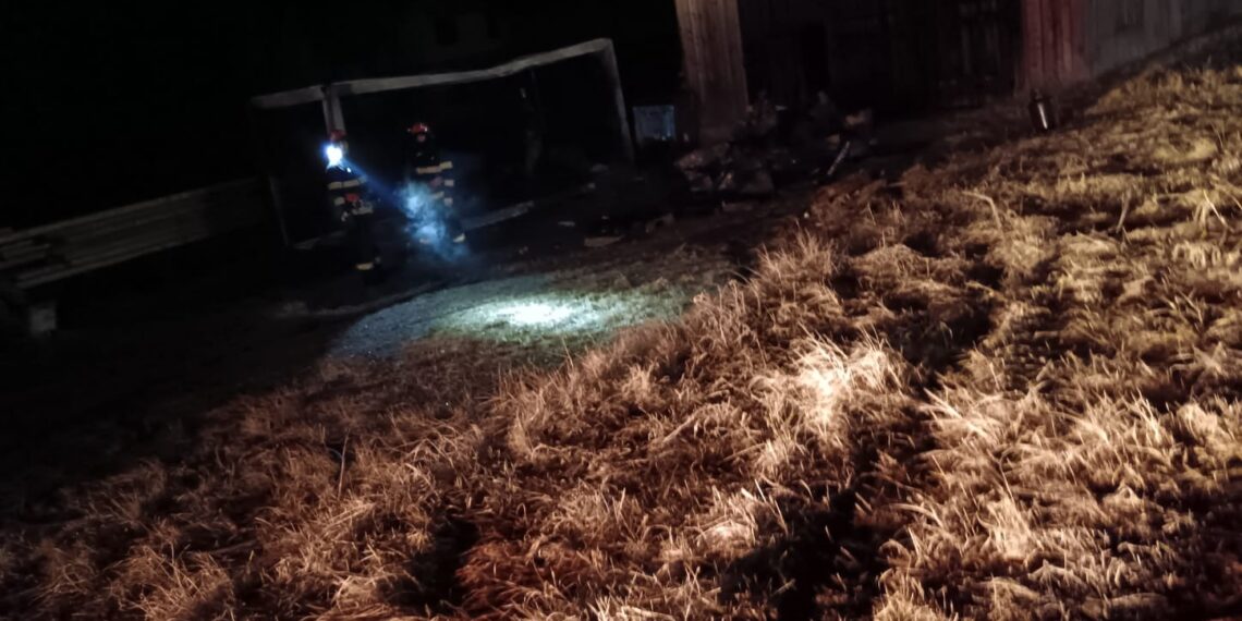 FOTO Container de locuit, incendiat cu intenție, în satul Nisipitu, comuna Ulma