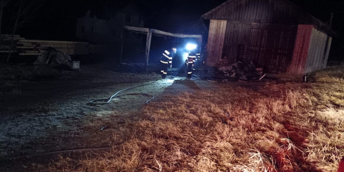 FOTO Container de locuit, incendiat cu intenție, în satul Nisipitu, comuna Ulma