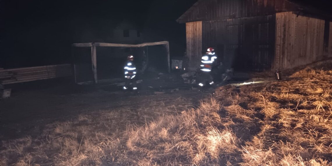 FOTO Container de locuit, incendiat cu intenție, în satul Nisipitu, comuna Ulma