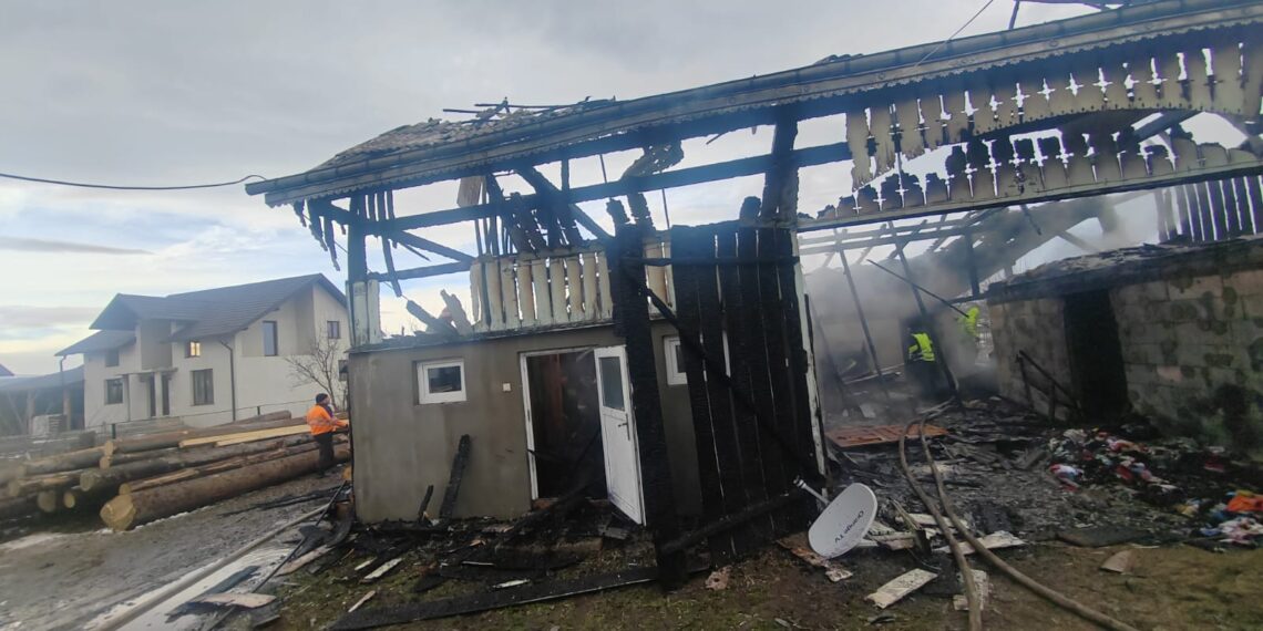 VIDEO Un adăpost de animale din Mălini s-a făcut scrum în urma unui incendiu. Un bărbat a suferit arsuri pe aproximativ 60% din suprafața corporală