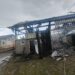 VIDEO Un adăpost de animale din Mălini s-a făcut scrum în urma unui incendiu. Un bărbat a suferit arsuri pe aproximativ 60% din suprafața corporală
