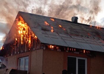 FOTO Incendiu la o casă de locuit din Pătrăuți. Un bărbat de 31 de ani a ajuns la spital cu un picior luxat