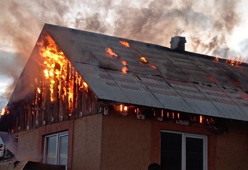 FOTO Incendiu la o casă de locuit din Pătrăuți. Un bărbat de 31 de ani a ajuns la spital cu un picior luxat