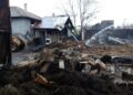 FOTO Incendiu la o gospodărie din comuna Zvoriștea. Un adăpost de animale, 1.000 de baloți de lucernă și 20 de tone de cereale s-au făcut scrum. Opt bovine au murit