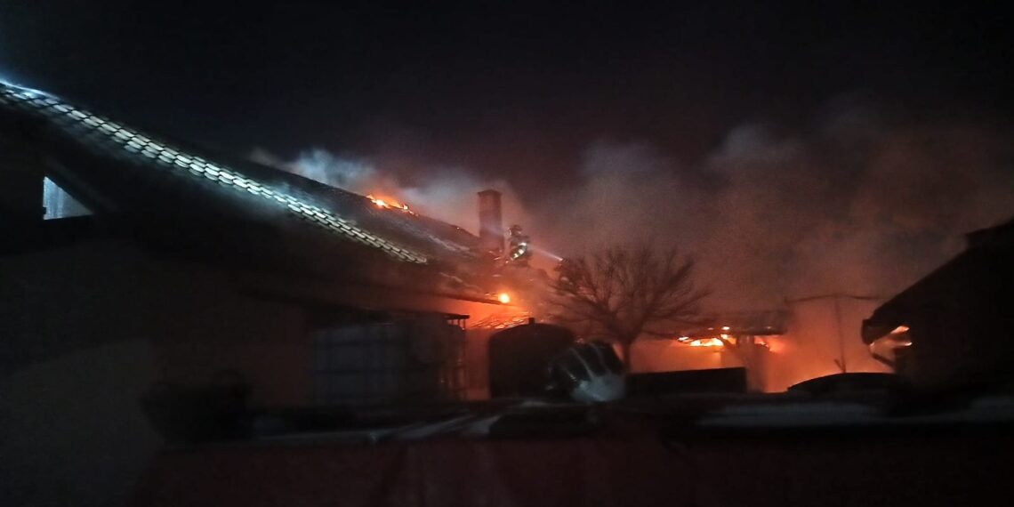FOTO Pompierii militari și cei voluntari au intervenit cu șase autospeciale de stingere la un incendiu izbucnit la o gospodărie din Ruși-Mănăstioara