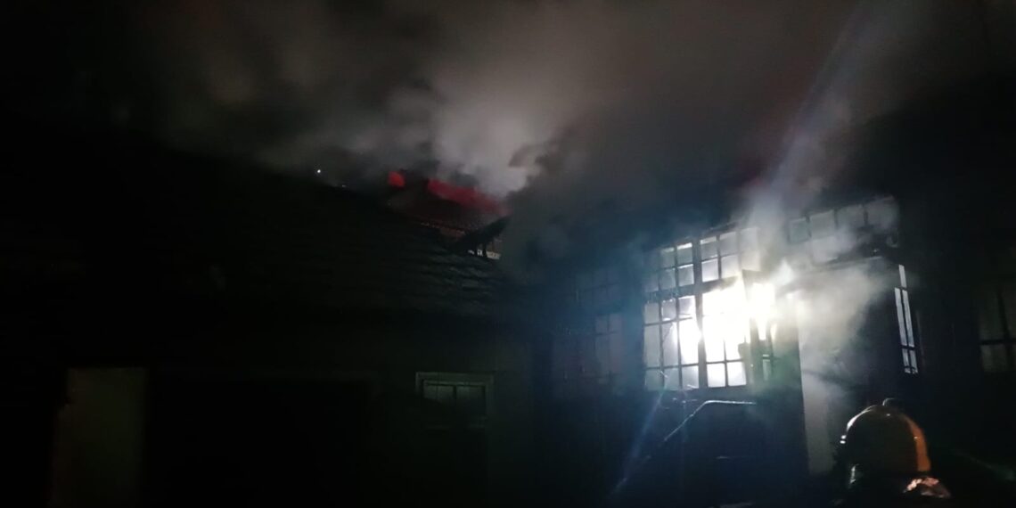 FOTO O mână criminală a incendiat o gospodărie nelocuită din Solca. Pompierii au intervenit cu șase autospeciale pentru lichidarea incendiului