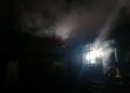 FOTO O mână criminală a incendiat o gospodărie nelocuită din Solca. Pompierii au intervenit cu șase autospeciale pentru lichidarea incendiului