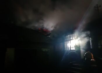 FOTO O mână criminală a incendiat o gospodărie nelocuită din Solca. Pompierii au intervenit cu șase autospeciale pentru lichidarea incendiului