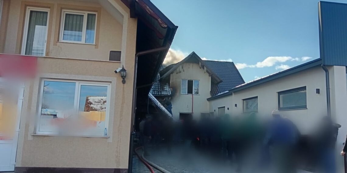 FOTO Pompierii militari și civili au intervenit cu opt autospeciale de stingere la un incendiu izbucnit la un imobil din Vicovu de Sus
