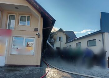 FOTO Pompierii militari și civili au intervenit cu opt autospeciale de stingere la un incendiu izbucnit la un imobil din Vicovu de Sus