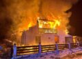 VIDEO Incendiu de proporții la o casă de locuit din localitatea Voievodeasa, comuna Sucevița. Pompierii intervin cu patru autospeciale de stingere