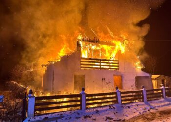 VIDEO Incendiu de proporții la o casă de locuit din localitatea Voievodeasa, comuna Sucevița. Pompierii intervin cu patru autospeciale de stingere
