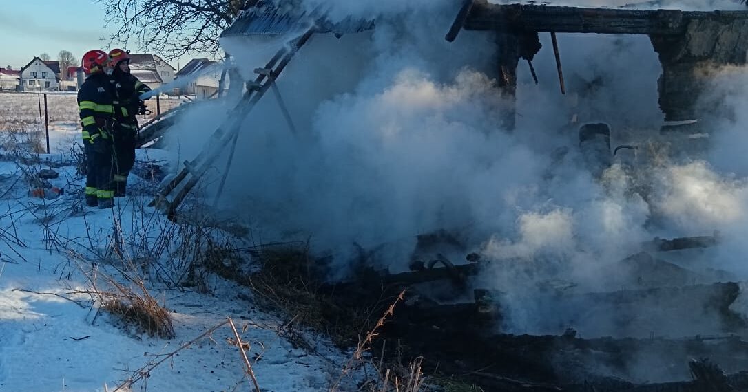 FOTO Un bărbat de 68 de ani a fost transportat la spital, după ce a suferit arsuri în timpul unui incendiu izbucnit în localitatea Vuliva din Frătăuții Noi