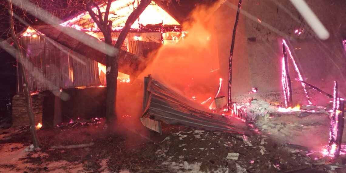 FOTO Incendiu izbucnit la o casă de locuit din Vulturești. Pompierii militari intervin cu trei autospeciale de stingere