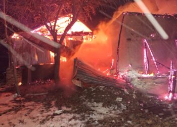 FOTO Incendiu izbucnit la o casă de locuit din Vulturești. Pompierii militari intervin cu trei autospeciale de stingere